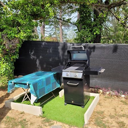 Appartement tout équipé en rez-de-jardin entre Gard et Ardèche Saint-Julien-de-Peyrolas Esterno foto