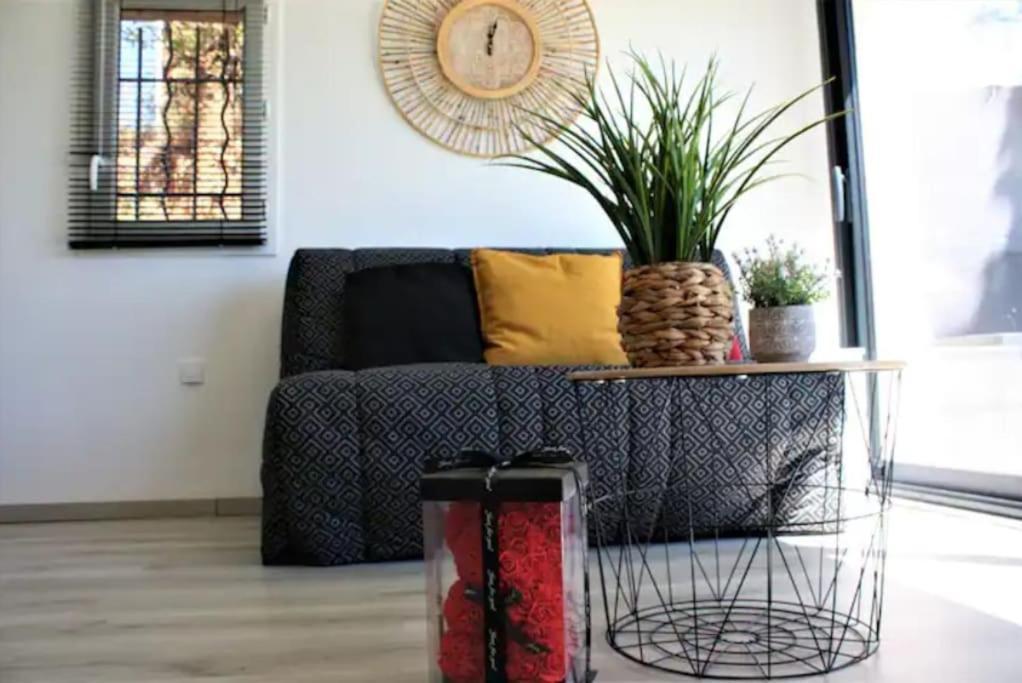 Appartement tout équipé en rez-de-jardin entre Gard et Ardèche Saint-Julien-de-Peyrolas Esterno foto